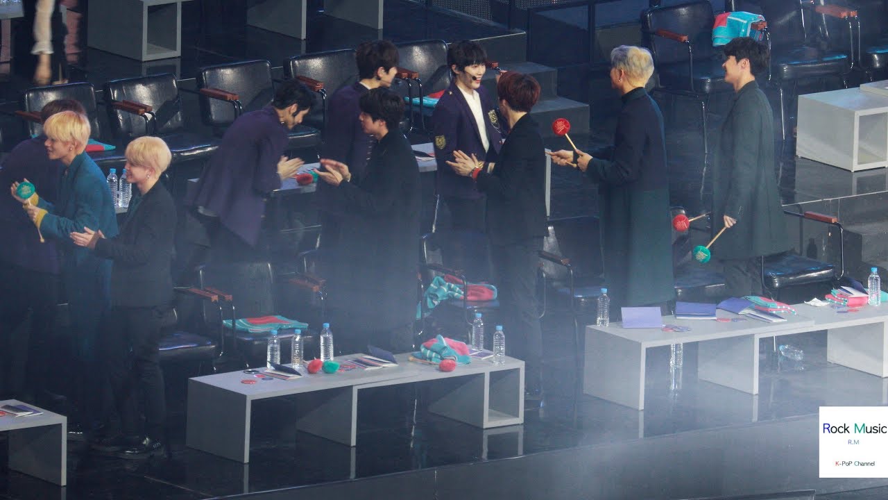 워너원 트와이스 수상을 축하해주는 방탄소년단(BTS)[4K 직캠]@190106 락뮤직