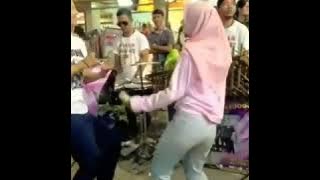 Cewek jilbab cantik joget LAGU PIKIR KERII (Angklung JOGJA)