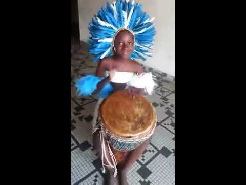 Percussions africaines par les enfants avec le djemb