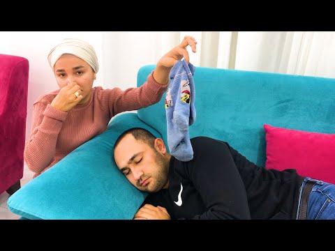 Kocasına Pis Kokan Çorapla Şaka Yapıyor