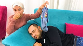 Kocasına Pis Kokan Çorapla Şaka Yapıyor