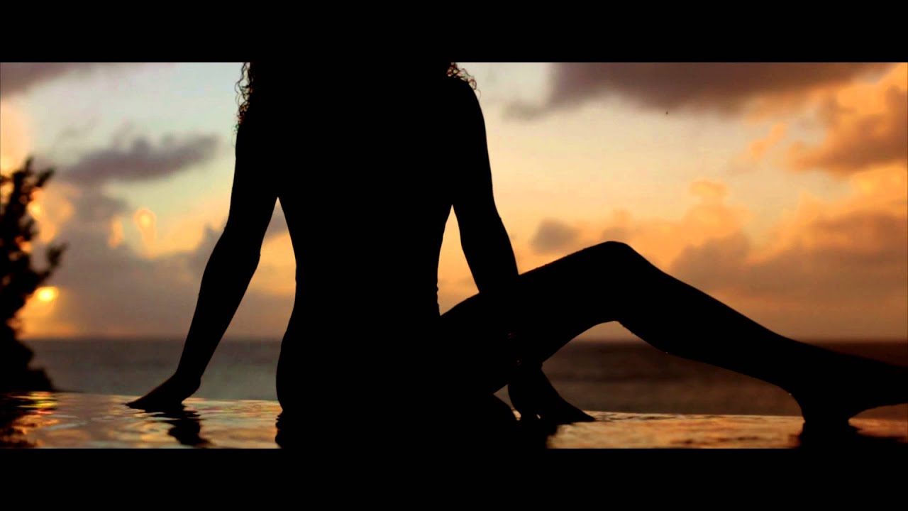 Guarda Natalie - Perfect (Official Video) su YouTube Guarda Natalie - Perfect (Official Video) su YouTube