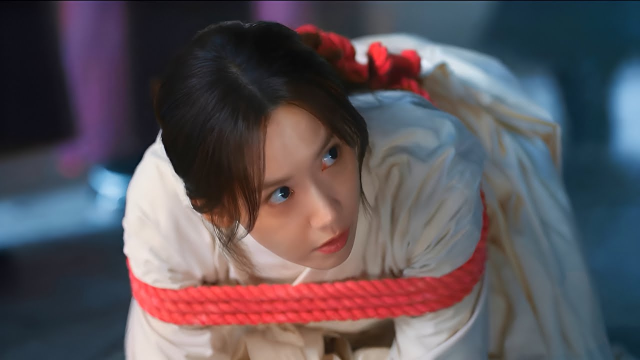 بنت جميله بتلاقي كتاب سحري بيرجعها 500 سنه فبتقابل ملك ظالم بتشتغل خدامه عنده بتطبخ خصوصي ملخص مسلسل