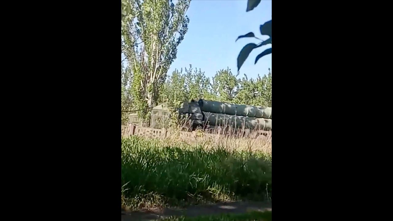 Russian air-defense battery on the move in Chystiakove: Surface-to-air missile system + "Pantsir-S1"