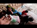The humanitarian work of the cameraman who helped the courageous mother and her children