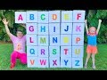 Nastya und Papa lernen das englische Alphabet