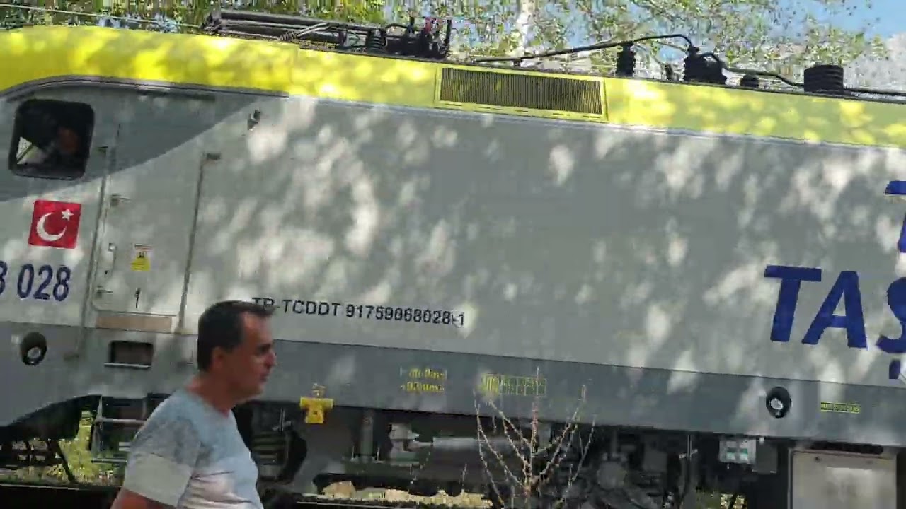 E 68 028 20 nolu tünelden çıkıp Belemedik  tren  istasyonuna gidiyor