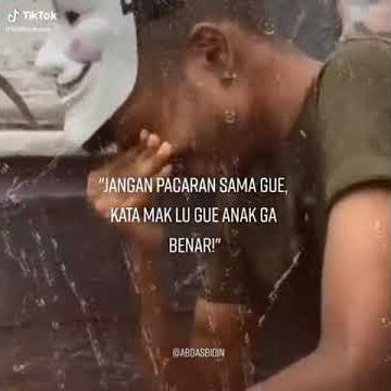 Menyembunyikan kesedihan di balik topeng