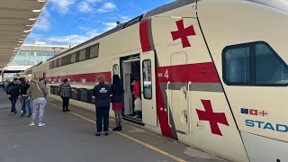 Тбилиси- Батуми. Поезд с тбилисского вокзала отходит в 08:20. Пассажиры торопятся