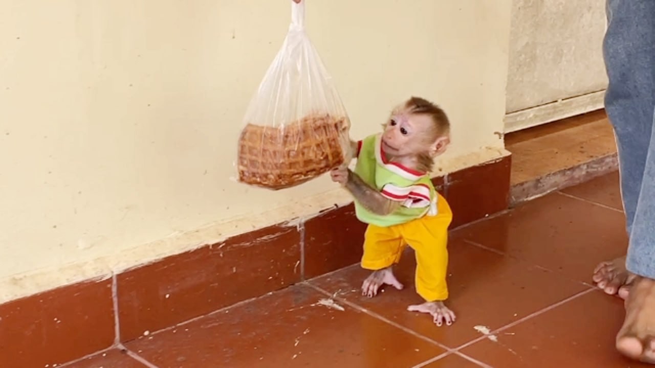 Ronaldo Smart Rush To Helping Mom Carry Food