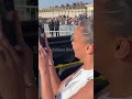 Le public chante joyeux anniversaire à Paola Locatelli au défilé Givenchy à Paris #FashionWeek