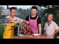 给四伯爷现场制做甜皮鸭，熬糖、卤制、油炸、刷糖全套流程