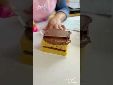 Decoracin de un Pastelito de chocolate cuadrado shorts