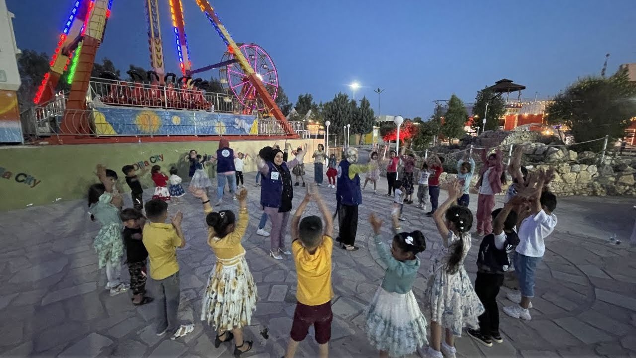 جانب من السفرة الترفيهية للعوائل المتعففة الى مدينة العاب دجلة ستي