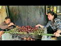 The old woman and the homeless girl enjoyed grilled fish together for the first time.