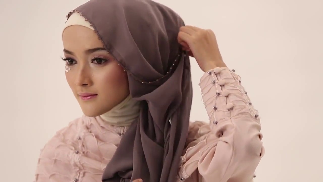 31 Model Kebaya Wisuda Untuk Mahasiswi Berjilbab Modern Cantik