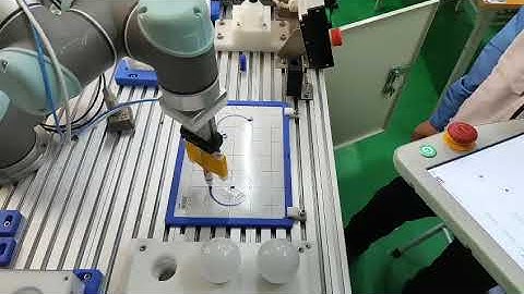 HỌC VIÊN THỰC HÀNH VỚI ROBOT CỘNG TÁC UNIVERSAL ROBOTS TẠI TPA - EDU