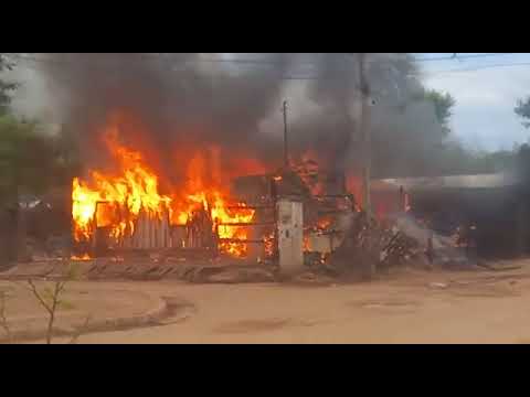 Gral. Ballivian: Vecinas cansadas quemaron la casa de presuntos vendedores de droga