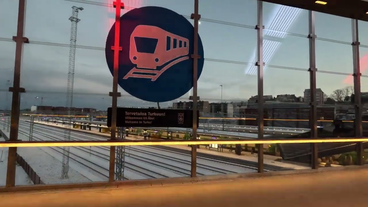 Käydään Turun rautatieasemalla Logomon sillalla tutustumassa