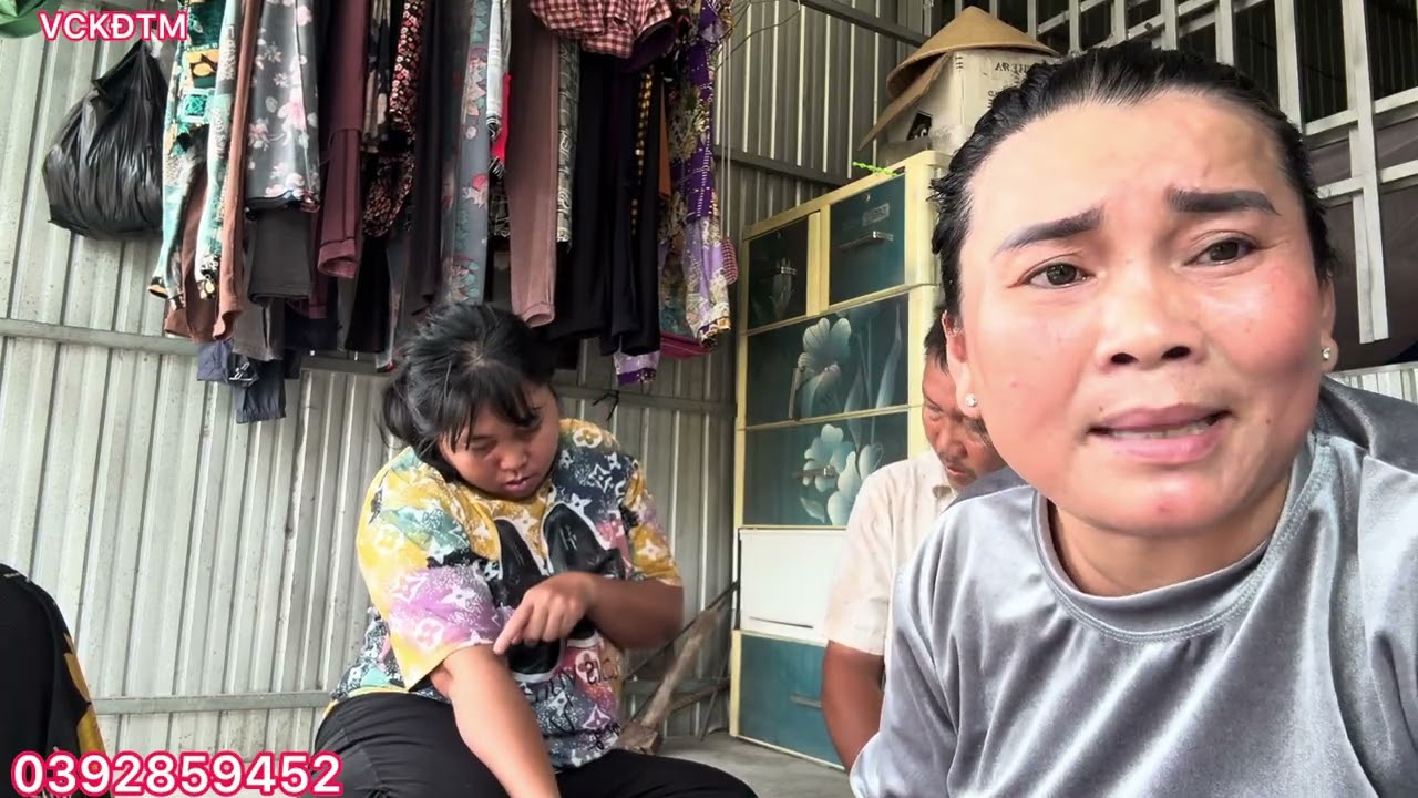 Sau khi đi khám bệnh về em Loan sao kê cho mẹ và chị Ba biết