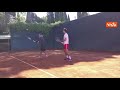 Fiorello spiega a djokovic come giocare a tennis