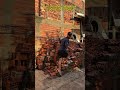 A criança que atrapalha o pedreiro kkkkkkk