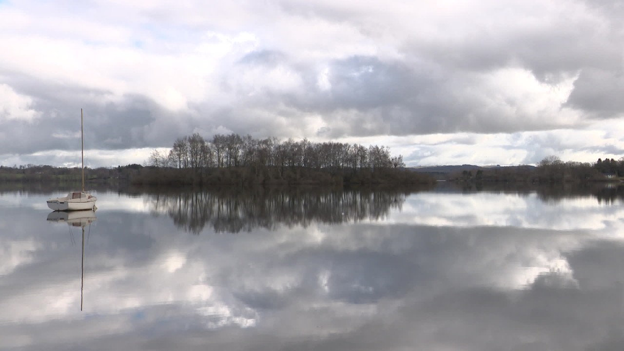 Sur le lac de Pareloup, un mobil home trop près du rivage pourra rester sur place
