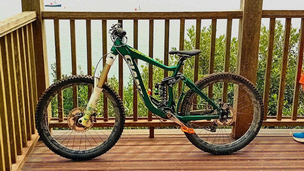 rockshox totem rc2 DH review and features - YouTube