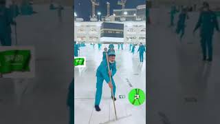 Membersihkan Ka'bah dengan cara Tradisionil