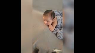 Have you mastered the chin on hands pose ? Posing a newborn baby with his hands under his chin.