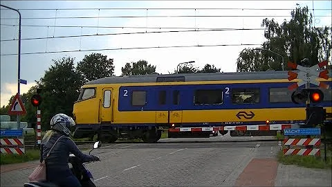 Spoorwegovergang Berkel-Enschot // Dutch railroad crossing