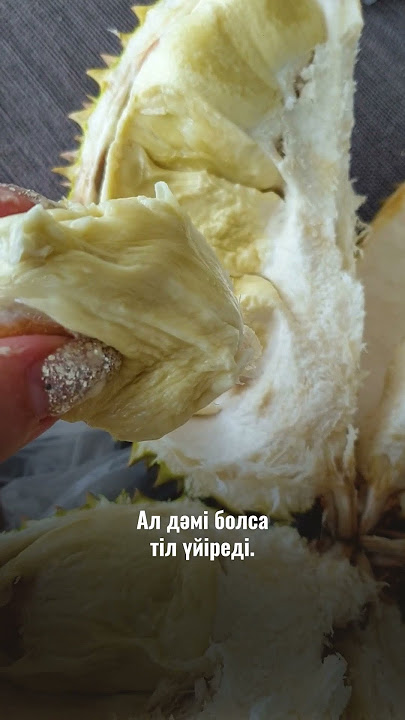 Сексуалды жігіт трусиканы иіскейді