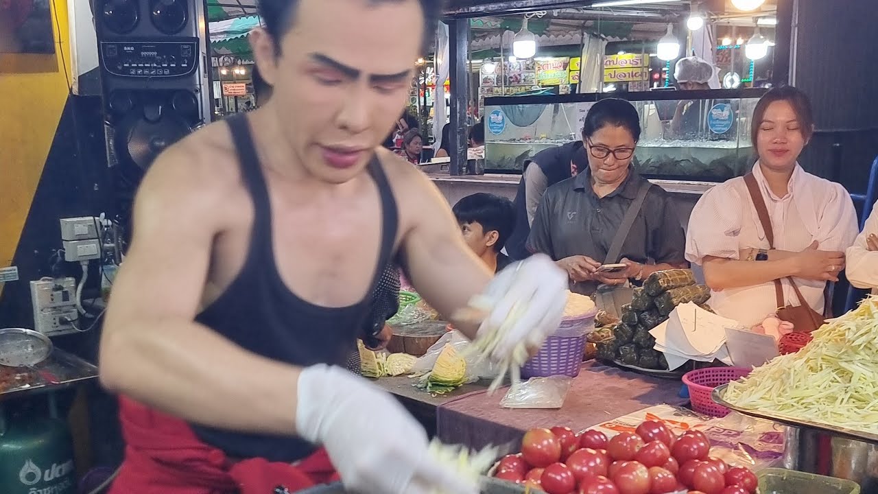 ก้อง ศรัณย์ ตำแซ่บ ตลาดนัดรถไฟอุดรธานี Somtum Yum Spicy Seafood Salad Udon Thailand