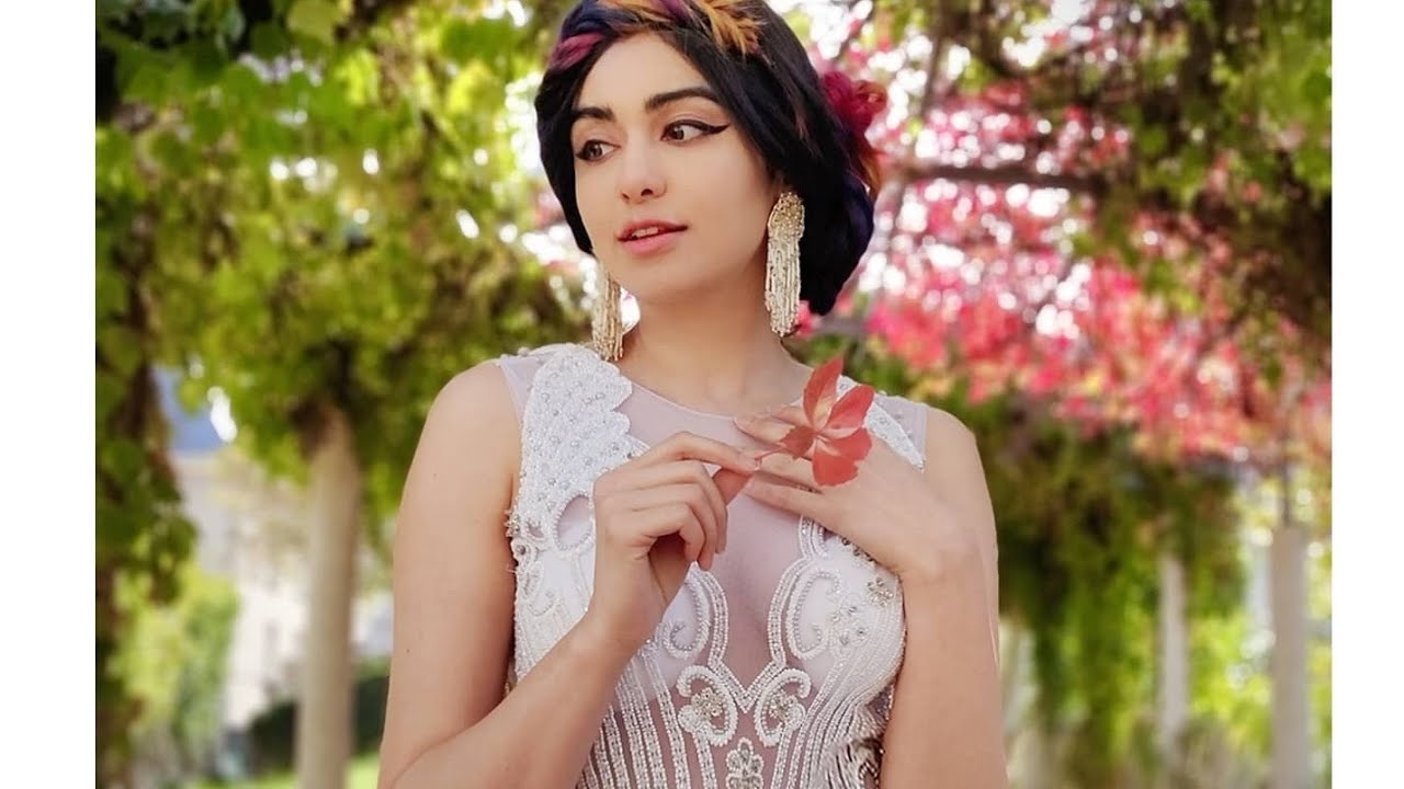 Adah sharma is driving car and doing accedent 