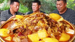 Rural three brothers do sauerkraut pork stew vermicelli! The authentic northern Shaanxi soup is del