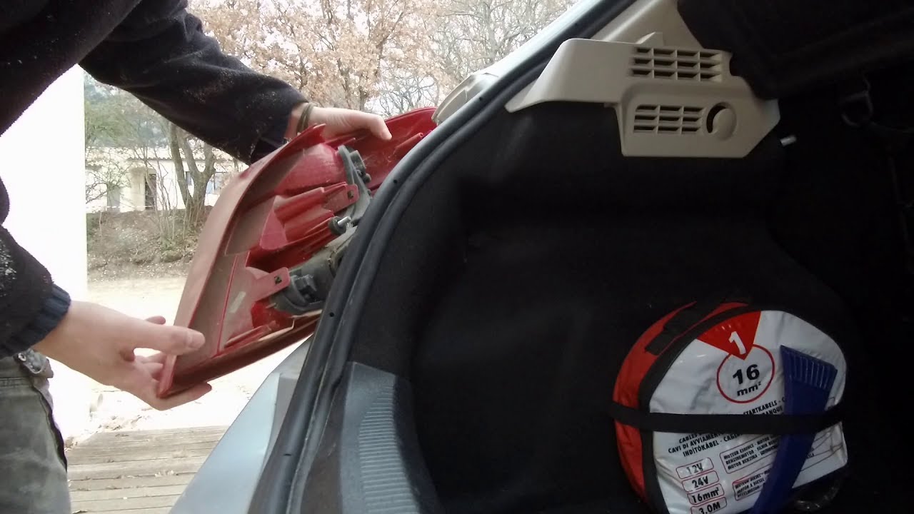 Peugeot 207 Phase 1 Changement Des Feux Arrieres Par Des Optiques Phase 2 Youtube