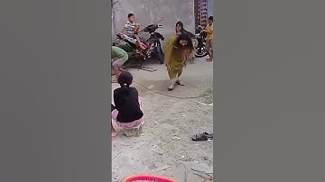 Cô ấy chơi nhảy dây nhưng lại rơi cái quần