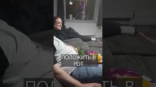 Попугай Кормит Своего Хозяина