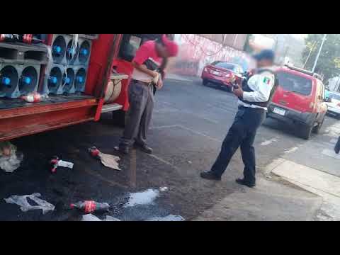 VIDEO Normalistas saquean miles de pesos en mercancía de dos vehículos de Coca Cola en el Centro Histórico de Morelia