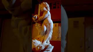 Escultura De Um Menino Nu , Obra De Arte.