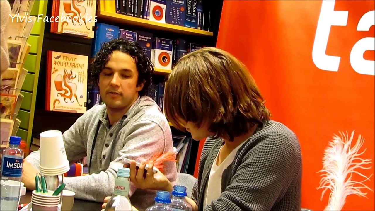 Ylvis & Svein Nyhus signing "What does the fox say?"