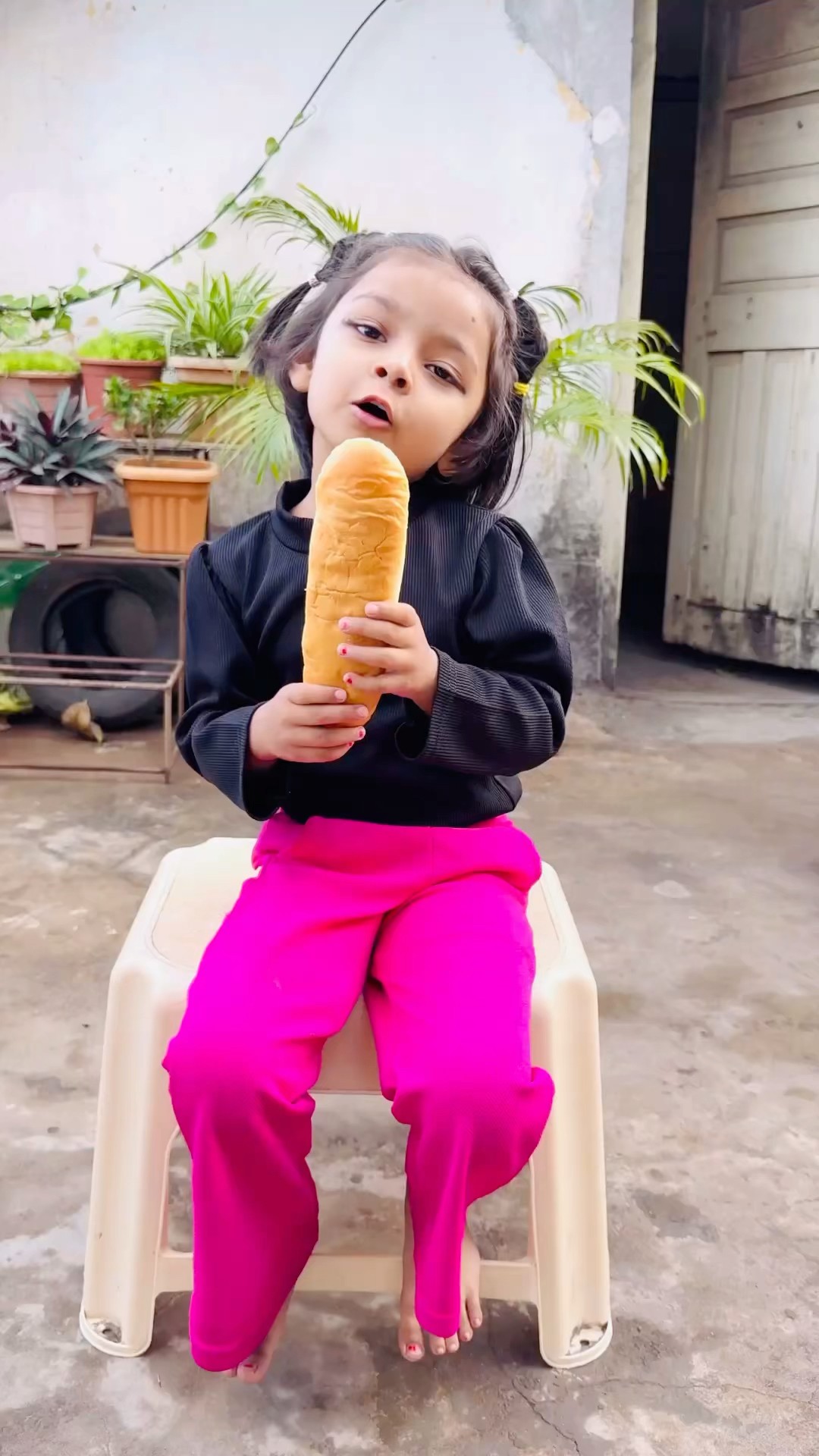 Tooktook ka de rhi koi le tak nhi rha maa papa v nhi