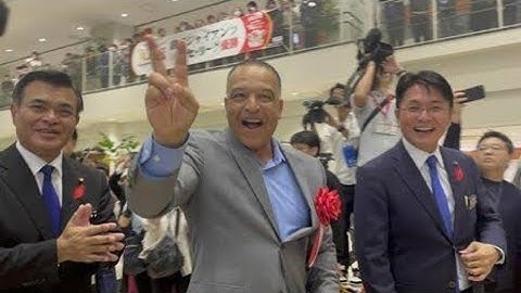 ドジャースのロバーツ監督「那覇に戻ってWSがやっと終わった気持ち」　出身地の那覇市が特別栄誉賞　市役所は祝福の人だかり❤💚💚❤🌏❤❤💚💚
