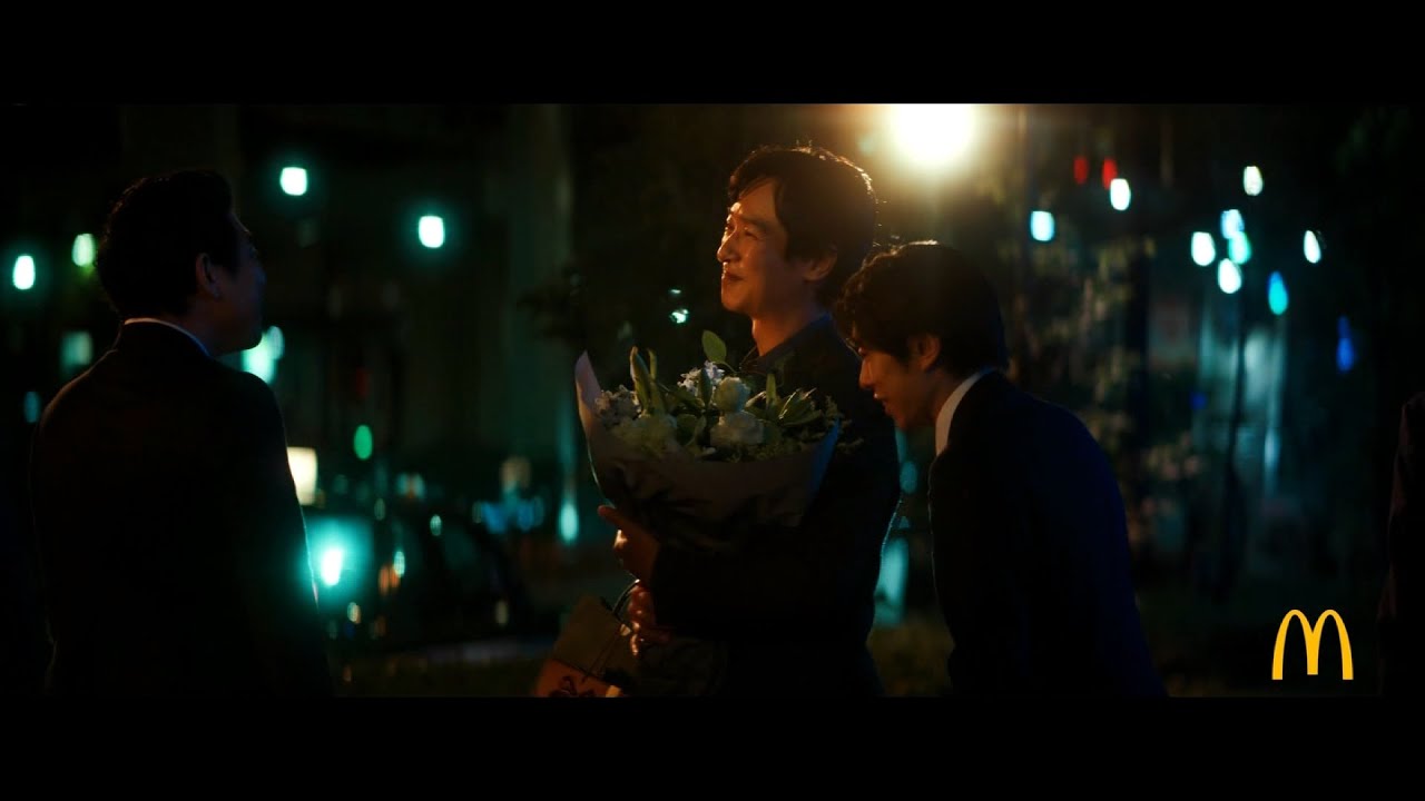 アマゾンcmの俳優は誰で出演番組は何 白い犬の犬種やcmの意味は なるほどっち