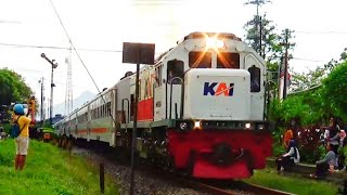 MOMEN KEDATANGAN DAN KEBERANGKATAN KERETA API DI STASIUN TULUNGAGUNG