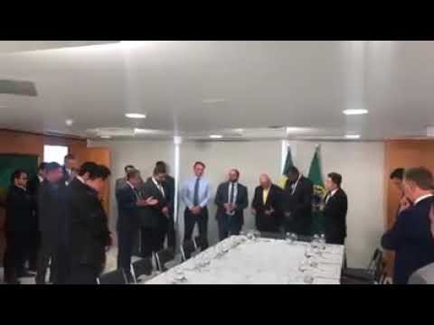 - O Estado é laico. - Respeitamos a todos. - Mas o nosso Governo é CRISTÃO.