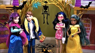 Descendants Halloween Costumes and Trick or Treat Party with Halloween Spooky House Decorating