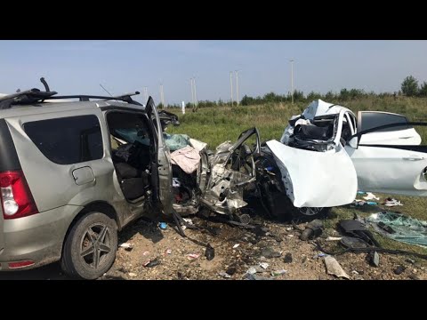 жуткое дтп в ставропольском крае 27.08.2021г- столкнулись "Hyundai" и "Лада". погибли трое человек.