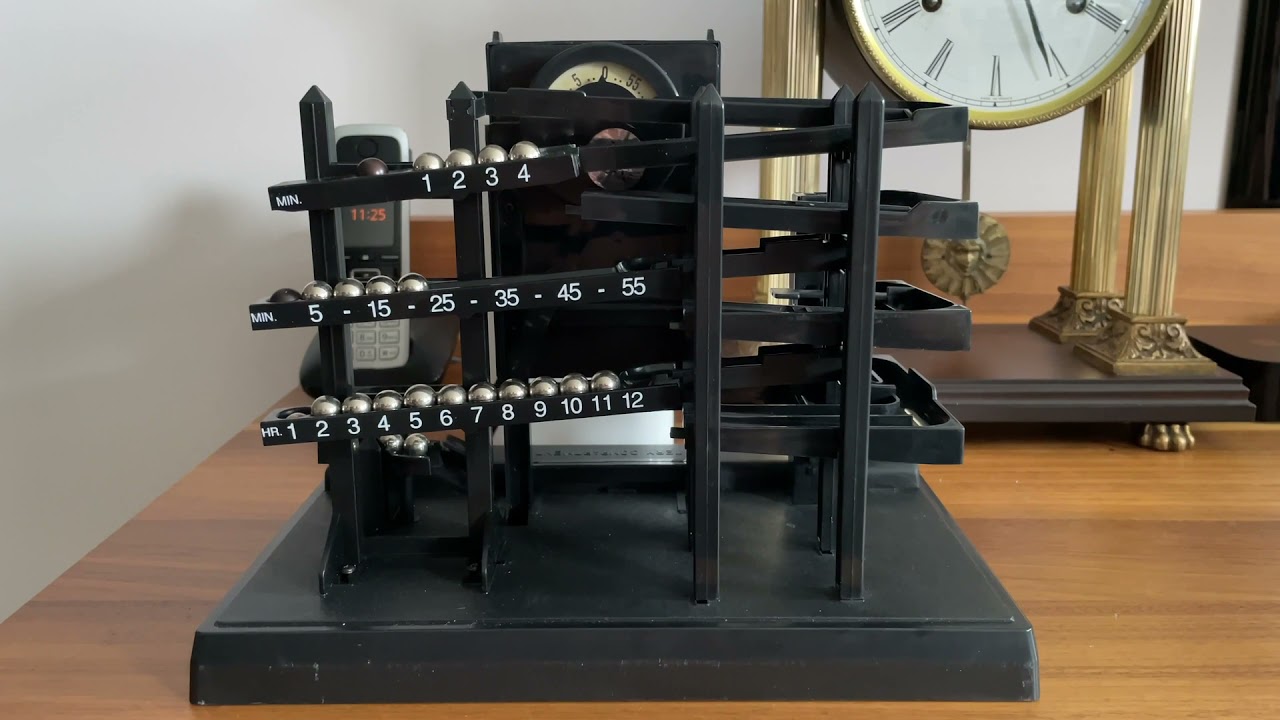 Time Machine Kugel Uhr