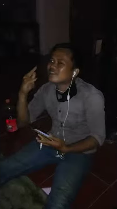 Dengarkan suara pedagang es jeruk ini...tak kalah merduhnya dengan penyanyi asli nya.....